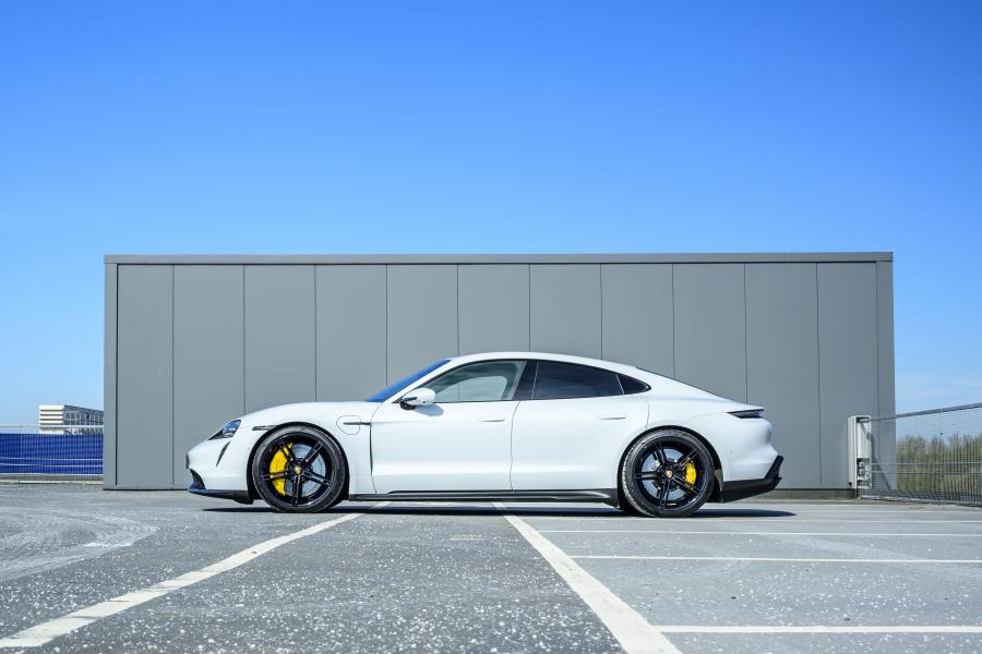  Porsche Taycan Turbo S 2020 года  (UK) (фото 12 из 40)